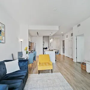 Luxury 1 Bedroom With Den Downtown - Views, Rooftop Pool, Workspace Apartment